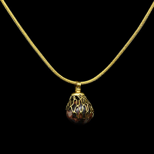 A superb Greek Gold and Agate Pendant, Hellenistic Period, 3rd - 1st century BCE