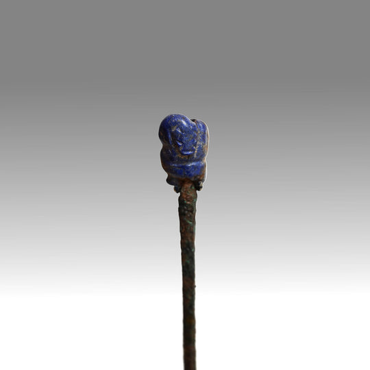 Seltene sumerische Kupfernadel mit Schlangenknauf aus Lapislazuli, ca. 3. Jahrtausend v. Chr.
