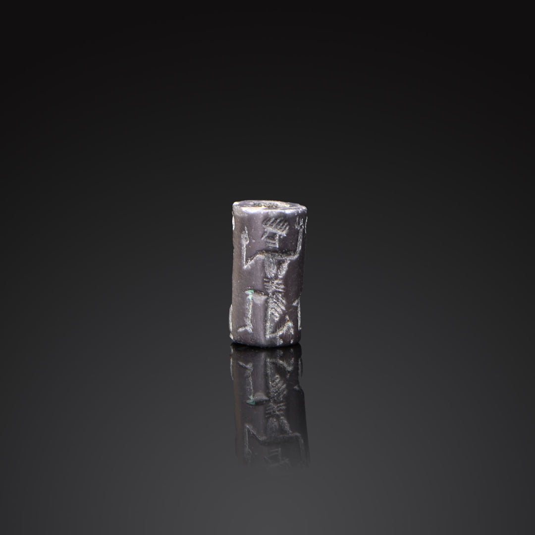 Altbabylonisches schwarzes Serpentin-Zylindersiegel mit Ritualszene, altbabylonische Periode, ca. 2000 - 1600 v. Chr.