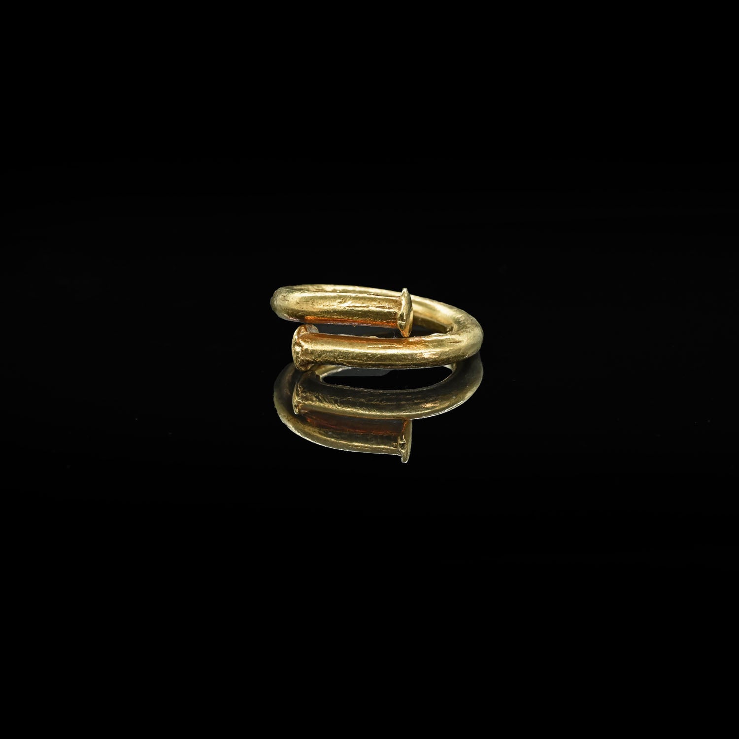 A superb Persian Gold Ring, Achaemenid Empire, ca.  550 - 330 BCE