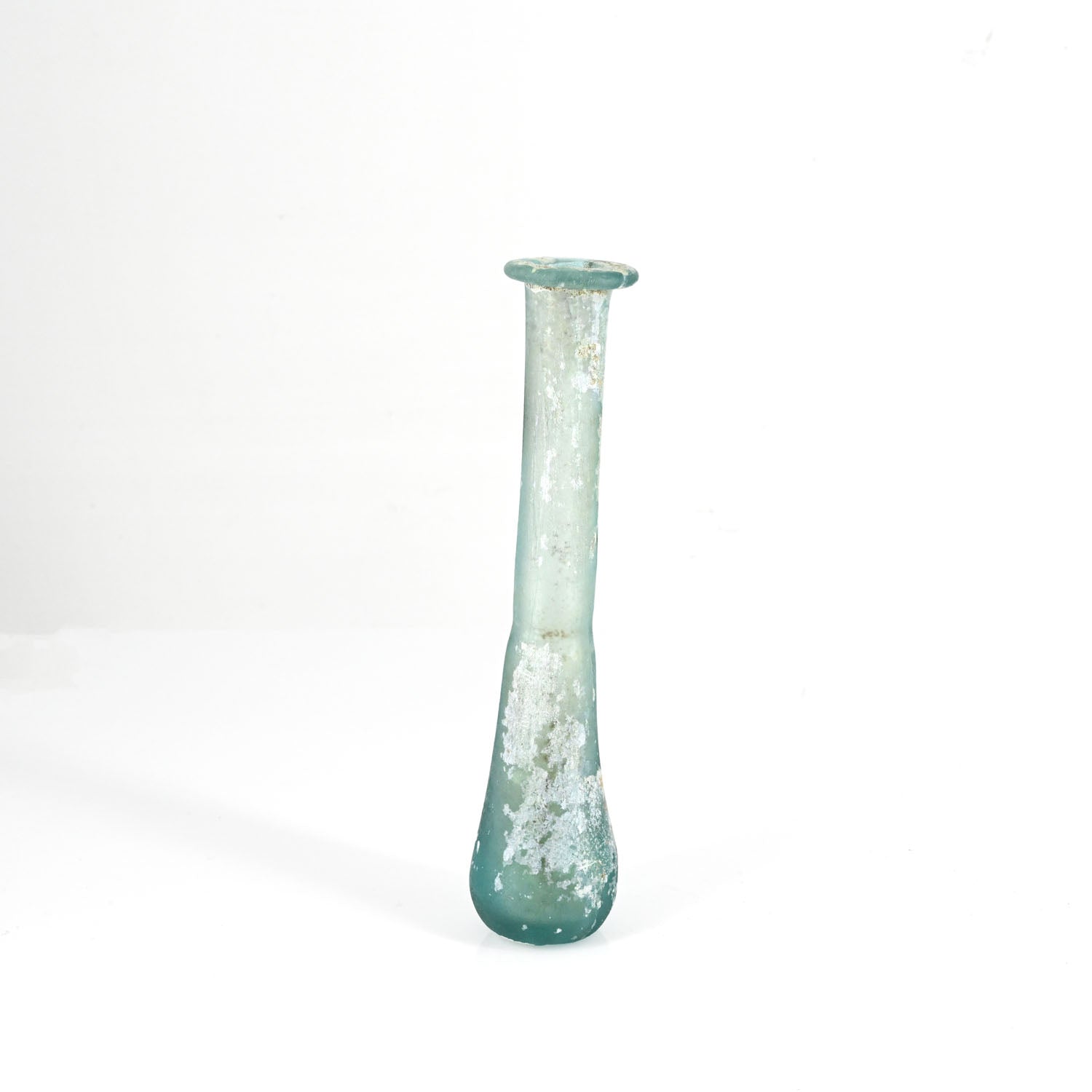 Une bouteille lacrymale romaine en verre bleu turquoise, début de la période impériale romaine, vers le 1er siècle de notre ère
