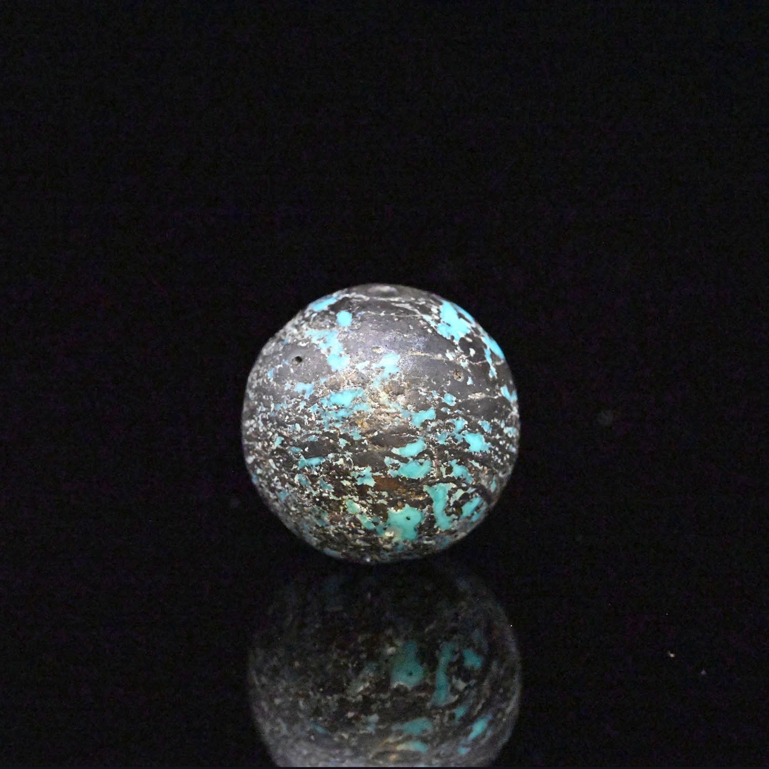 A fine Chinese Yungai Turquoise Bead, Qing Dynasty, ca. 18th–19th century