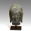Ein chinesischer Buddha-Kopf aus grauem Kalkstein, Provinz Shandong, Nördliche Qi-Dynastie, ca. 550 - 577 n. Chr