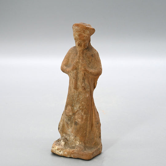 Eine attische Terrakottafigur eines Mädchens, das Auloi spielt (Doppelpfeifen)<br> <em>Tanagra, ca. 3. Jahrhundert v. Chr</em>