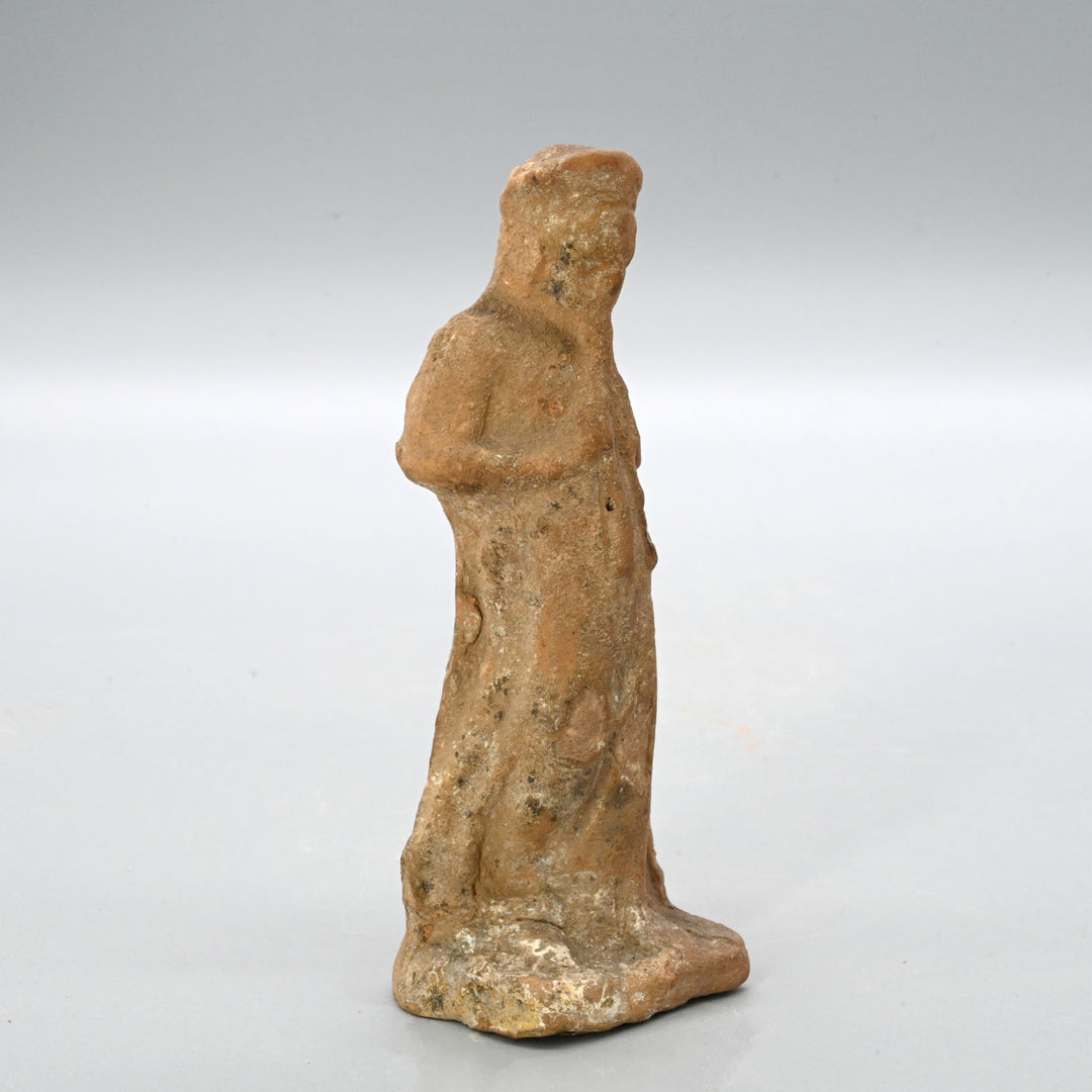 Eine attische Terrakottafigur eines Mädchens, das Auloi spielt (Doppelpfeifen)<br> <em>Tanagra, ca. 3. Jahrhundert v. Chr</em>