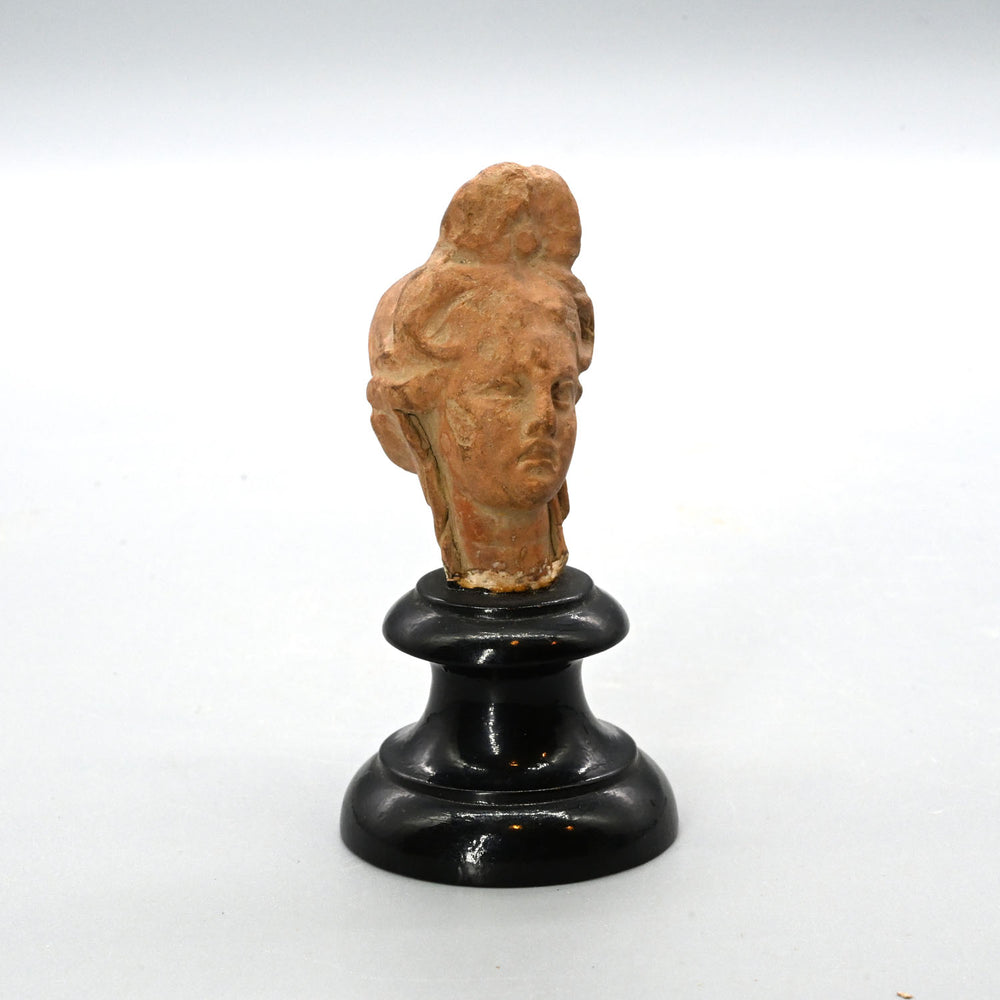 * Kopf einer Frau mit aufwendiger Frisur, römische Kaiserzeit, ca. 2. Jahrhundert n. Chr