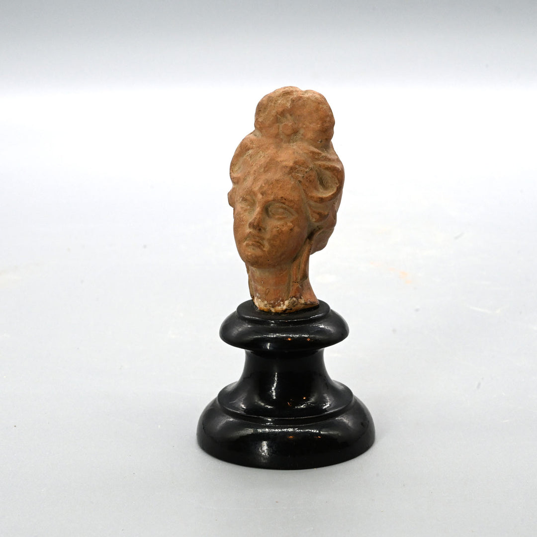 * Kopf einer Frau mit aufwendiger Frisur, römische Kaiserzeit, ca. 2. Jahrhundert n. Chr