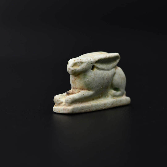 Ein ägyptisches Fayence-Amulett eines Hasen, Spätzeit, 26. Dynastie, ca. 664 - 525 v. Chr