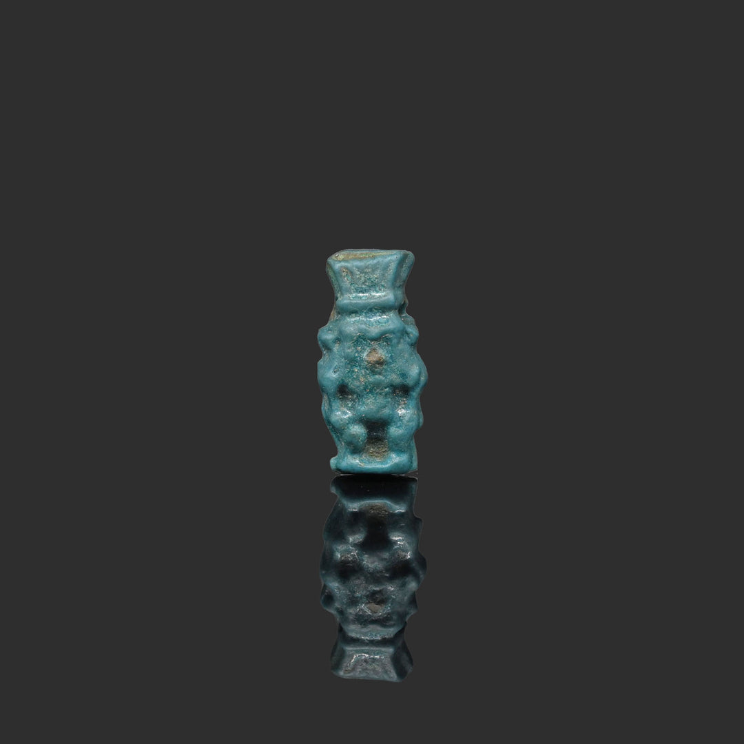 Ein ägyptisches Bes-Amulett aus blauer Fayence, Spätzeit, ca. 664 - 332 v. Chr