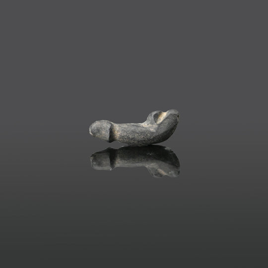 Ein ägyptisches dunkles Serpentinen-Phallus-Amulett, Spätzeit, ca. 664 - 332 v. Chr