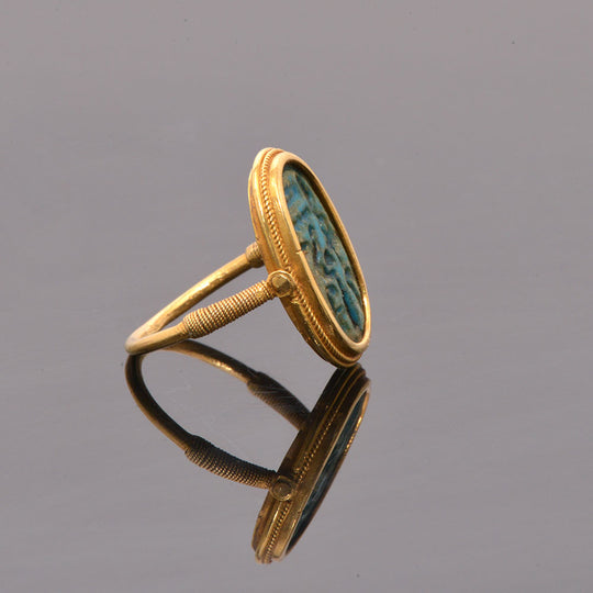 Une bague-chaton en faïence d&