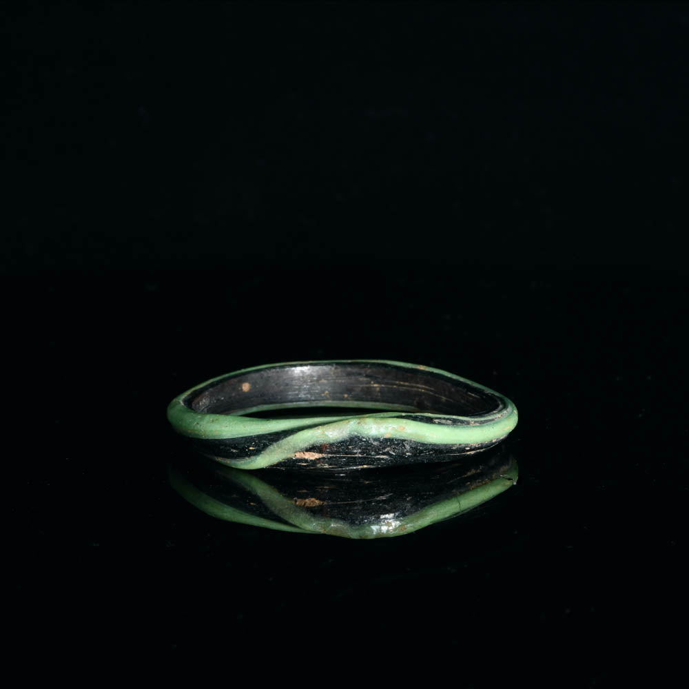 * Ein ägyptisch-römisches Glasarmband, römische Kaiserzeit, ca. 1. – 3. Jahrhundert n. Chr