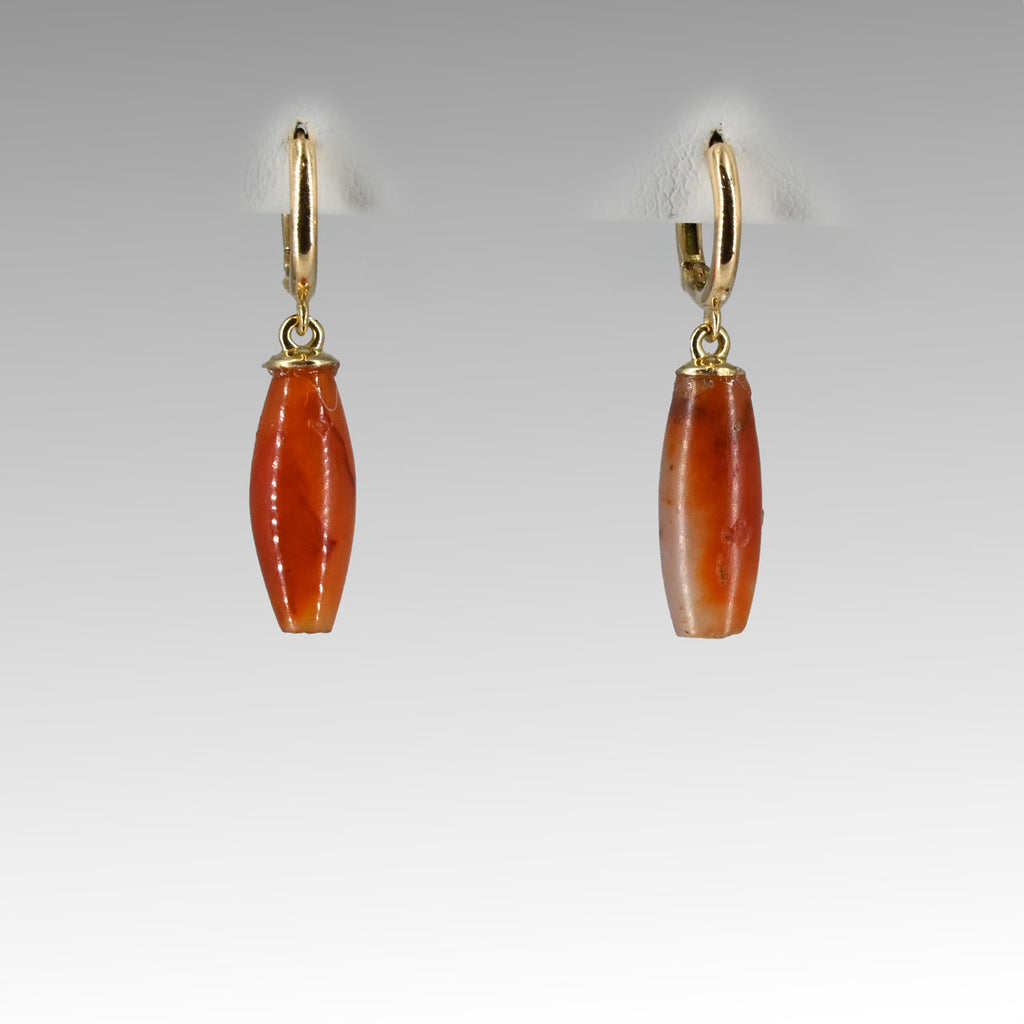 Une paire de boucles d'oreilles égyptiennes en perles de cornaline, Moyen Empire, vers 2040 - 1783 av. J.-C.