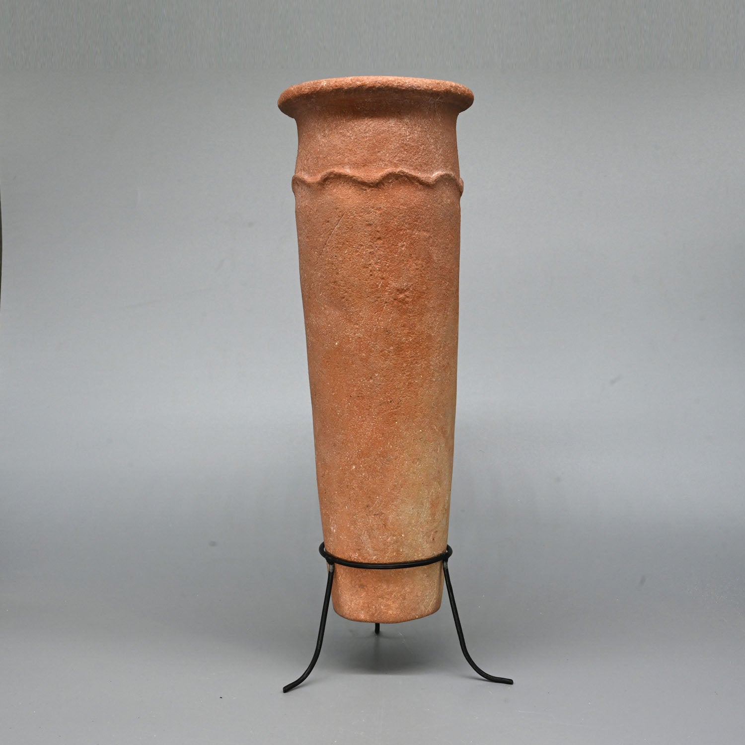 Ein ägyptischer prädynastischer zylindrischer Tonkrug aus Nilton, vordynastische Zeit, ca. 3100 - 3000 v. Chr
