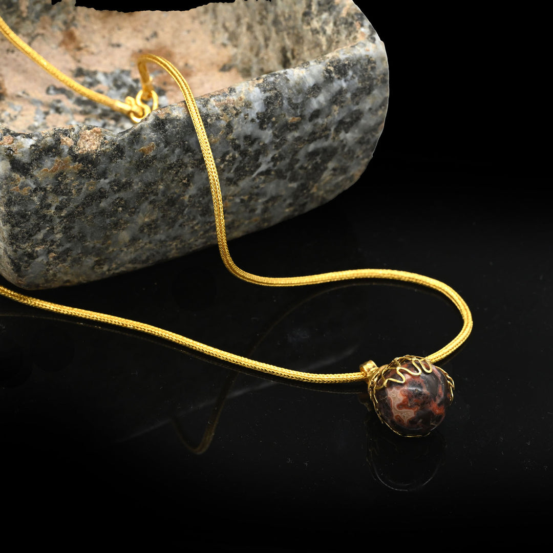 A superb Greek Gold and Agate Pendant, Hellenistic Period, 3rd - 1st century BCE