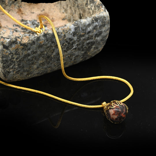 A superb Greek Gold and Agate Pendant, Hellenistic Period, 3rd - 1st century BCE