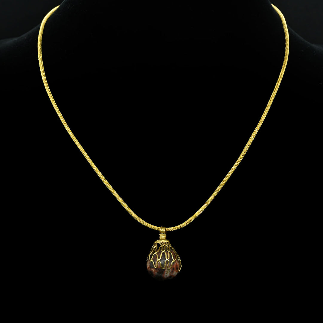 A superb Greek Gold and Agate Pendant, Hellenistic Period, 3rd - 1st century BCE