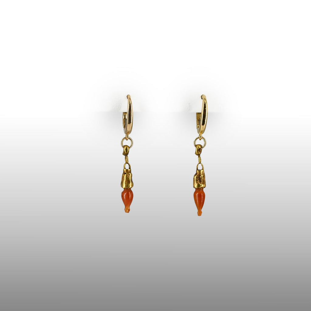 A pair of Greco-Roman carnelian and gold drop earrings, ca. 1st century BCE - 1st century CE