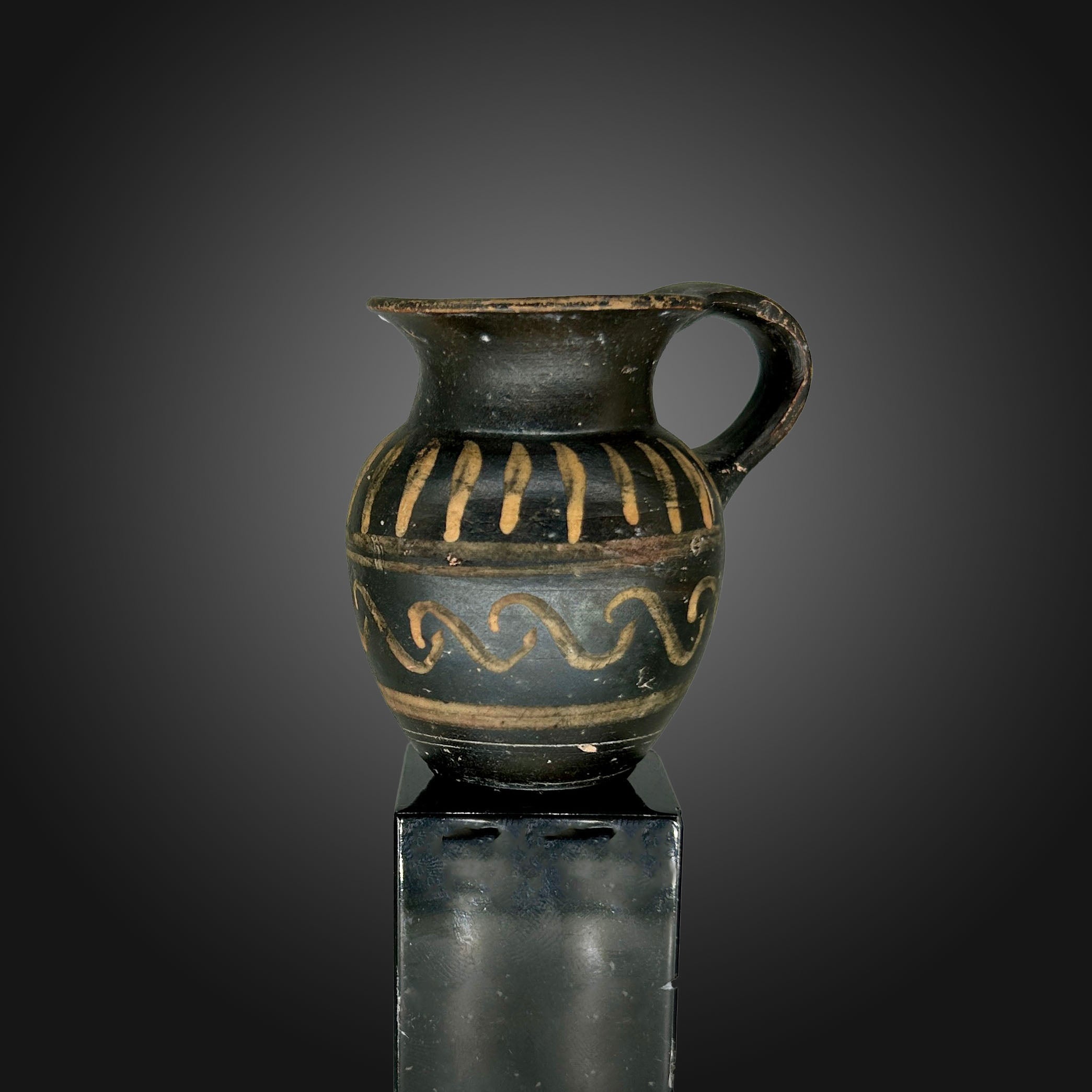 * Une Olpé miniature apulienne Xénonware, vers le IVe siècle av. J.-C.