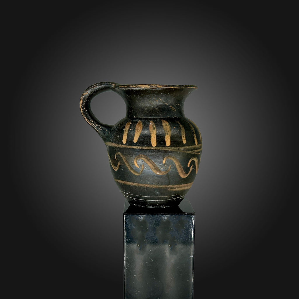 * Une Olpé miniature apulienne Xénonware, vers le IVe siècle av. J.-C.