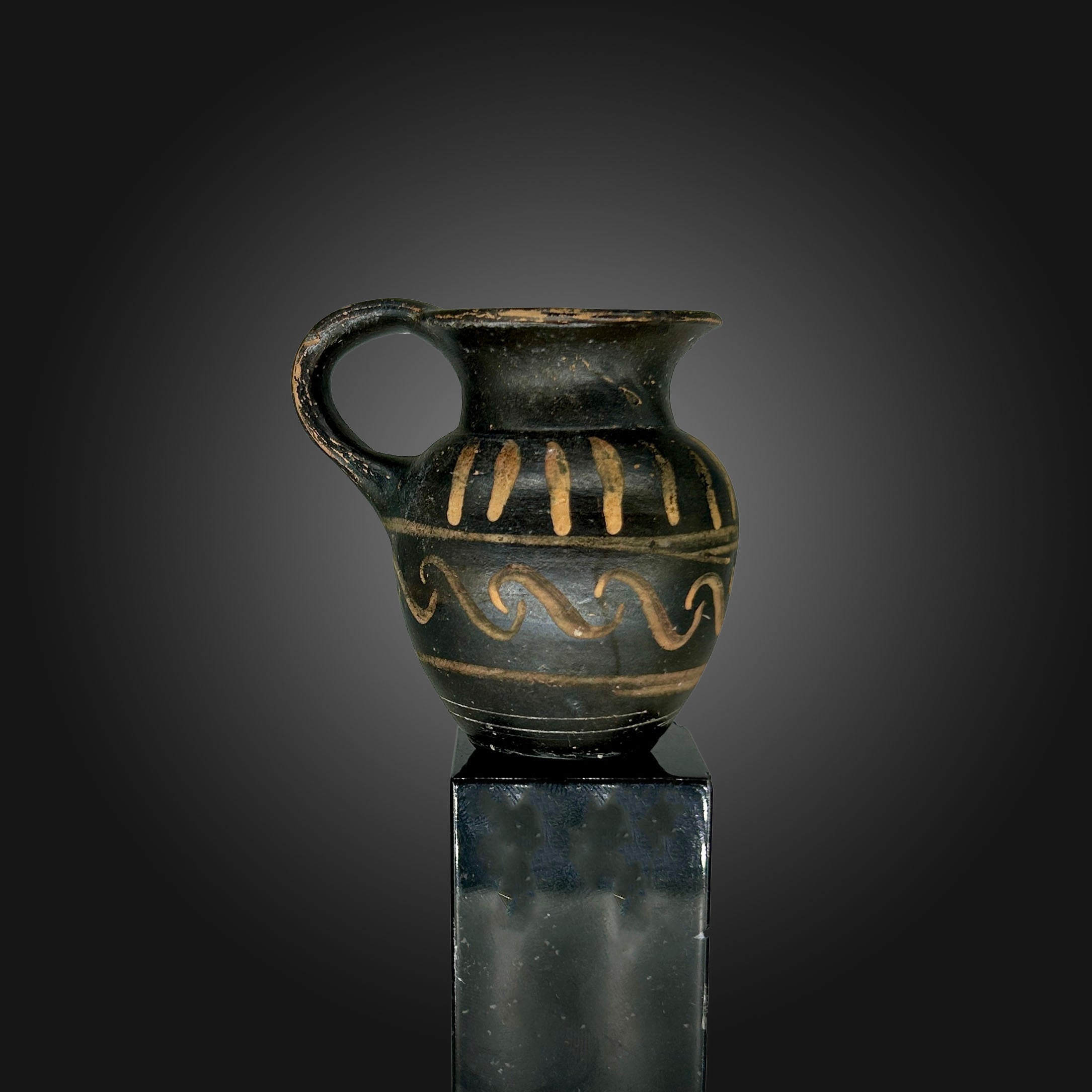 * Une Olpé miniature apulienne Xénonware, vers le IVe siècle av. J.-C.
