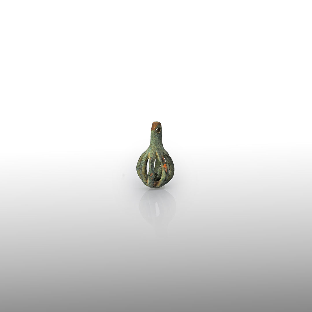 Eine kleine durchbrochene Luristan-Zaumglocke aus Bronze, ca. 1000 – 700 v. Chr.
