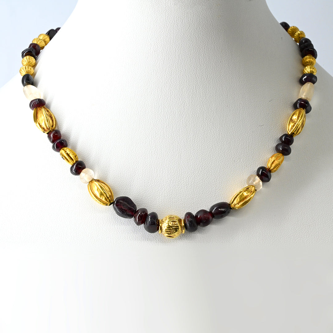 Un superbe collier achéménide en or, grenats et cristal, ca. 550 - 300 avant J.-C.