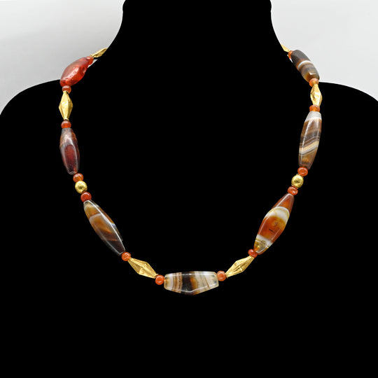 Un collier de perles en agate et or d&