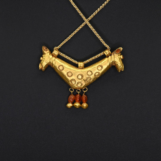 A superb Fatimid Double Horse Head Gold Pendant, ca. 11th - 13th century CE