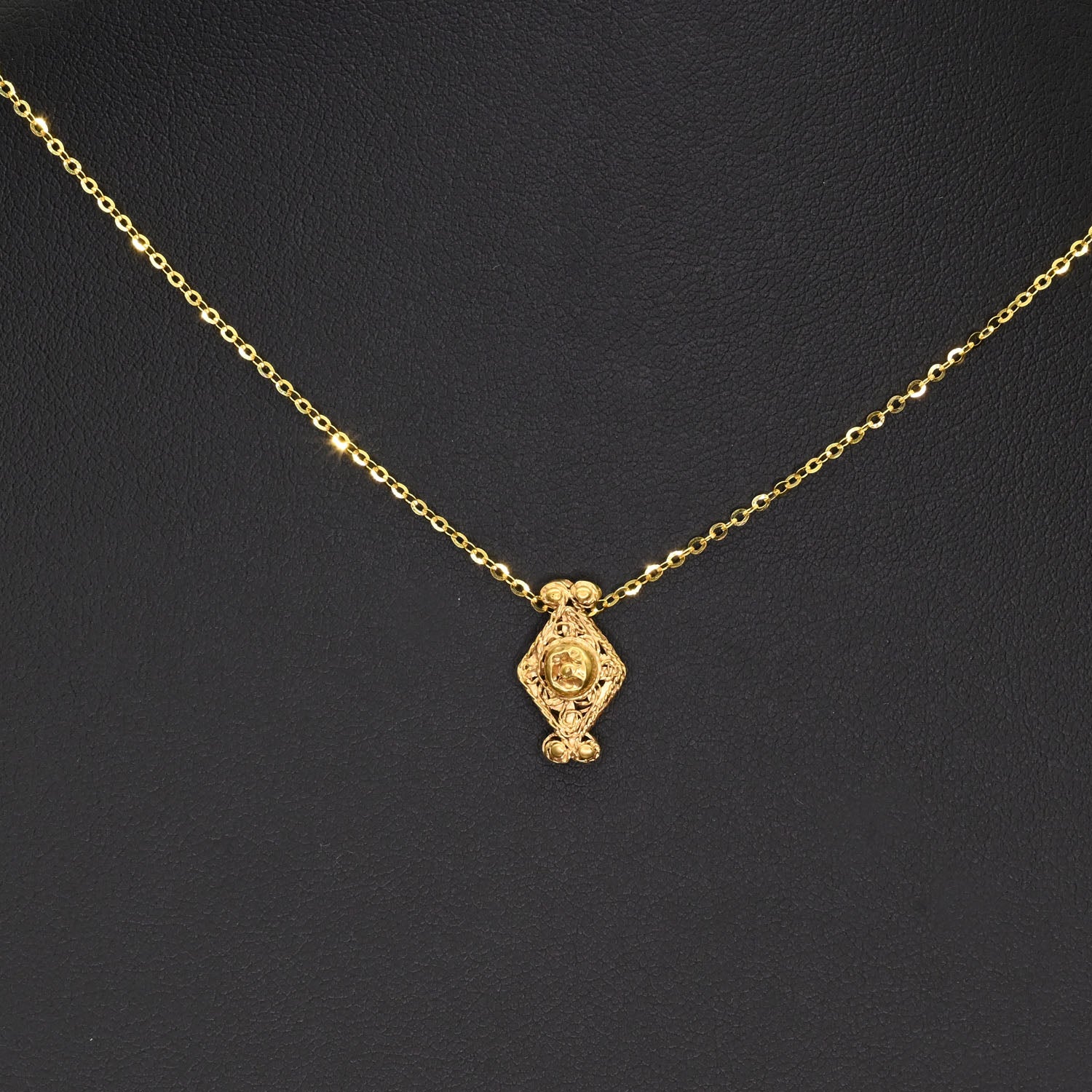 An Islamic Gold Pendant, ca. 10th century CE