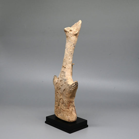 Eine mesopotamische Terrakotta-Frauenstatue, ca. Anfang des ersten Jahrtausends v. Chr