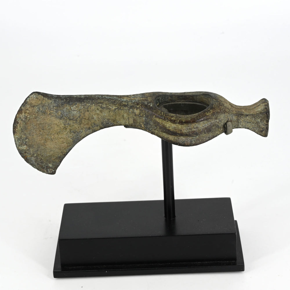 Ein Axtkopf aus Bronze, Koban-Kultur, ca. 9. – 8. Jahrhundert v. Chr