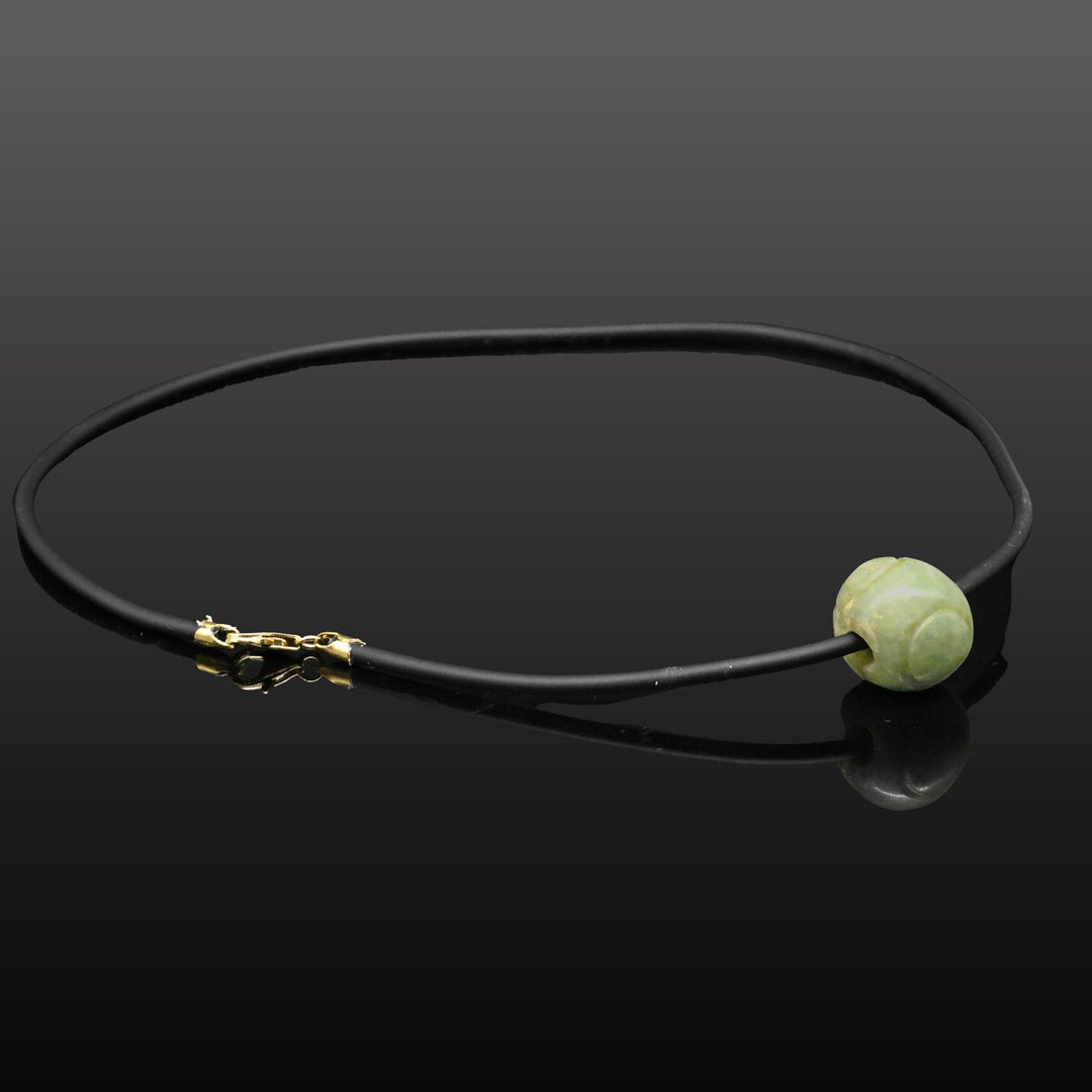 Une perle maya en jadéite, période classique, env. 500 - 900 apr. J.-C.
