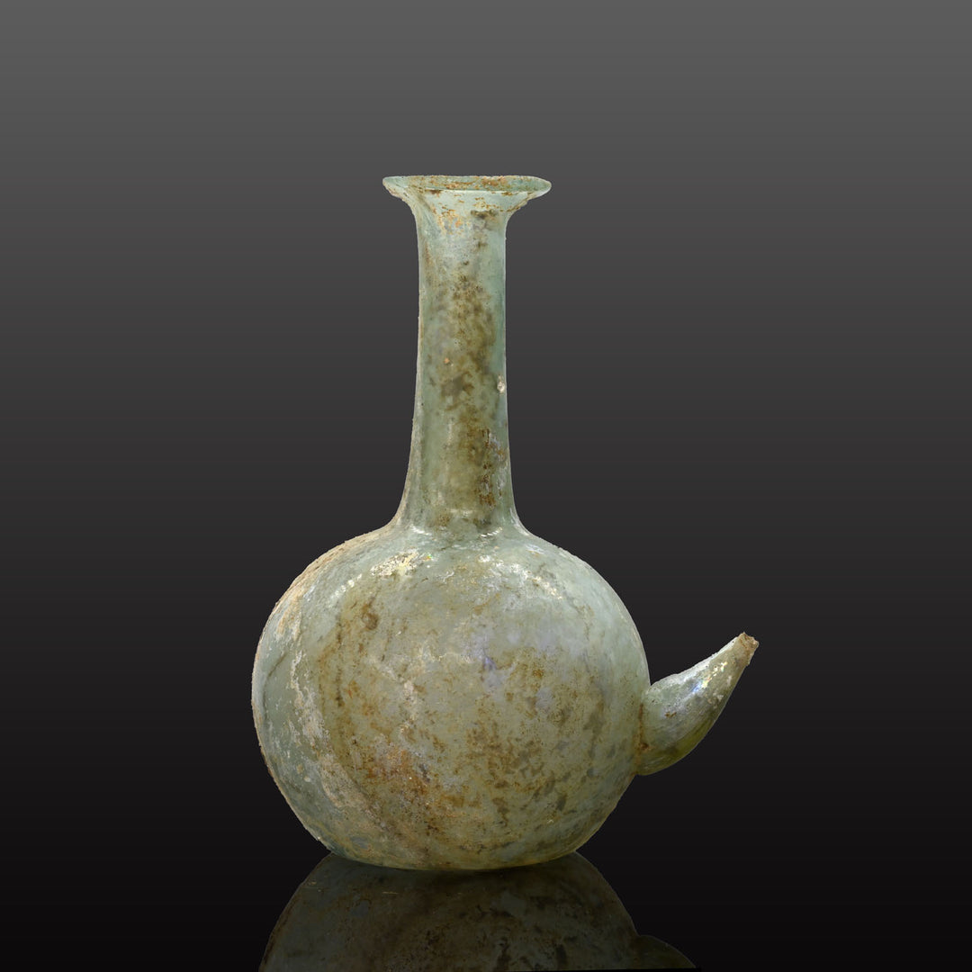 Biberon romain en verre bleu-vert, Époque impériale romaine, vers le IIIe siècle apr. J.-C.