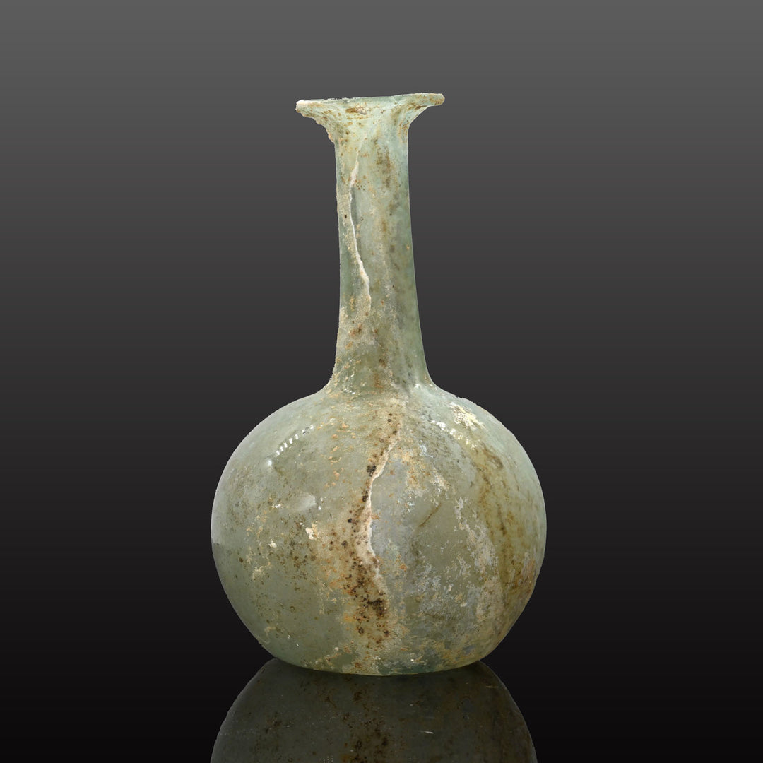 Biberon romain en verre bleu-vert, Époque impériale romaine, vers le IIIe siècle apr. J.-C.