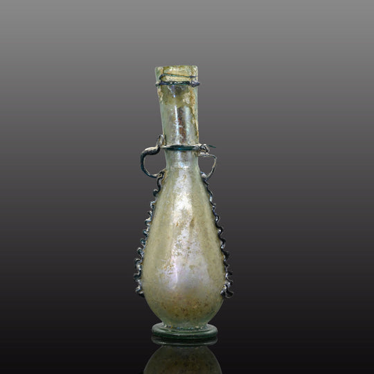 Une bouteille en verre romain décorée, période impériale romaine, vers le 1er - 2e siècle de notre ère