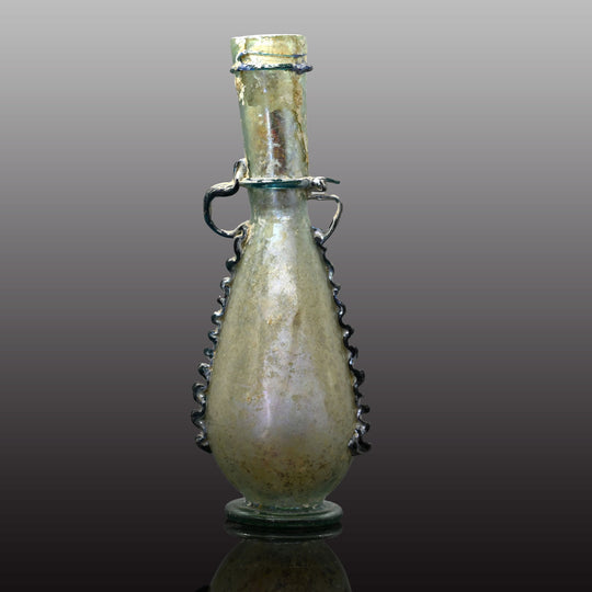 Une bouteille en verre romain décorée, période impériale romaine, vers le 1er - 2e siècle de notre ère