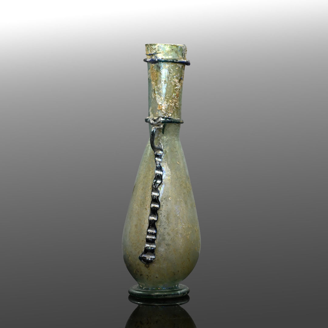 Une bouteille en verre romain décorée, période impériale romaine, vers le 1er - 2e siècle de notre ère