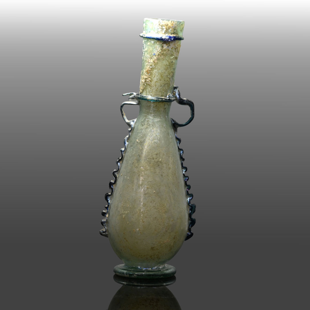 Une bouteille en verre romain décorée, période impériale romaine, vers le 1er - 2e siècle de notre ère