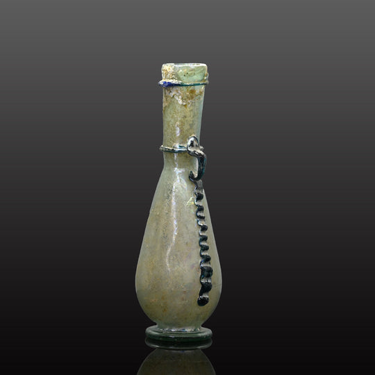 Une bouteille en verre romain décorée, période impériale romaine, vers le 1er - 2e siècle de notre ère