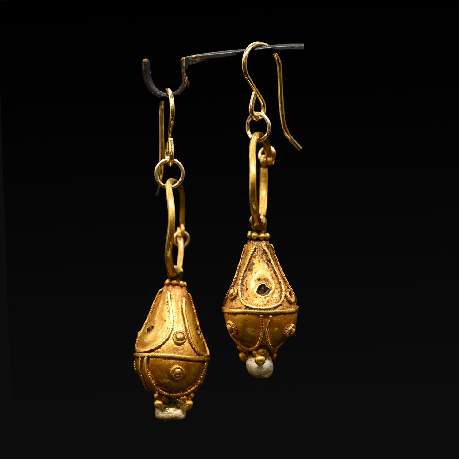 A pair of Late Byzantine gold Drop Earrings, ca. 5th century CE