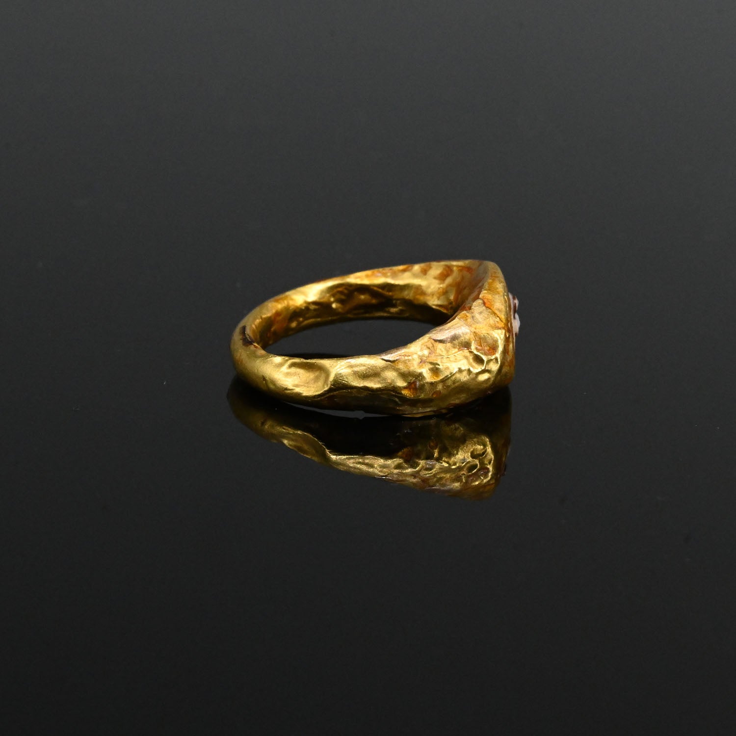 Ein feiner römischer Cameo-Fingerring aus Gold und Sardonyx, römische Kaiserzeit, ca. 1. Jahrhundert n. Chr