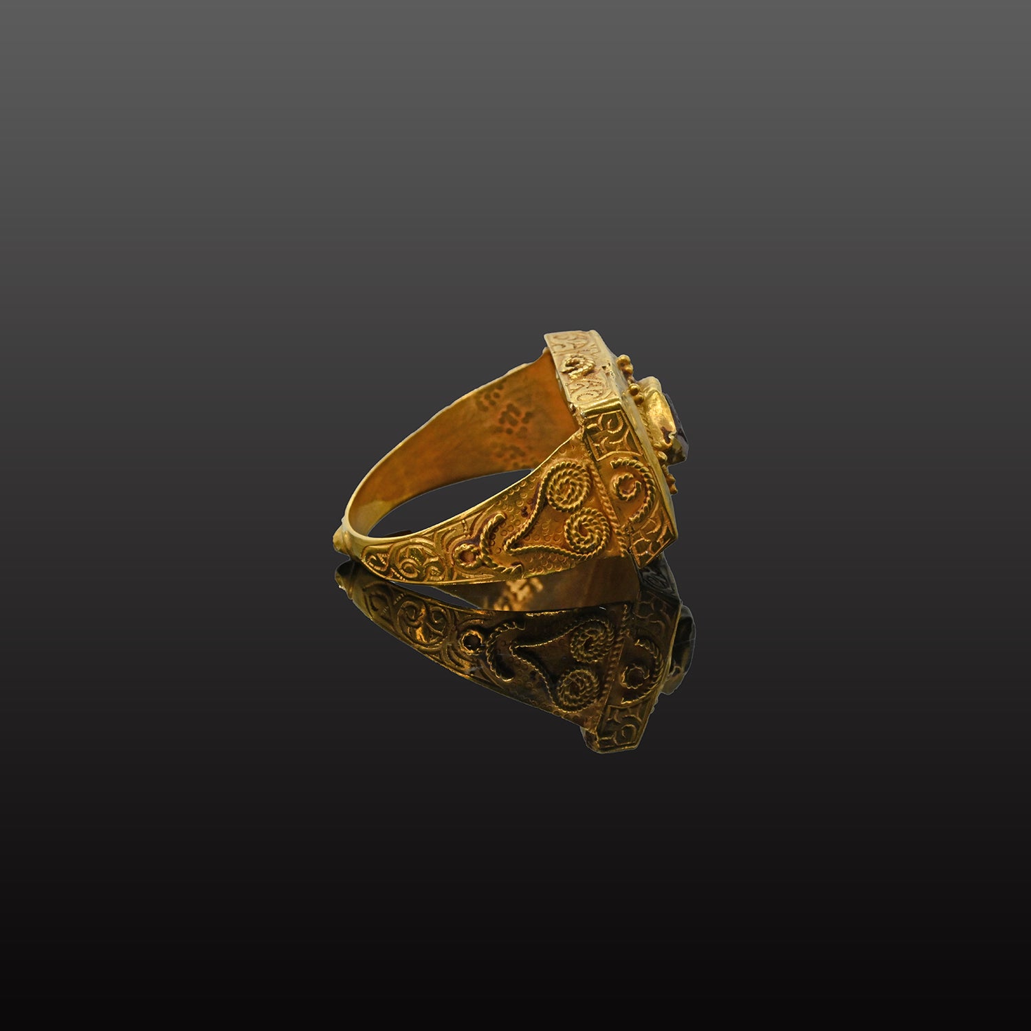 A large Byzantine Gold Ring with intaglio, Byzantine Empire, ca. 4th century CE