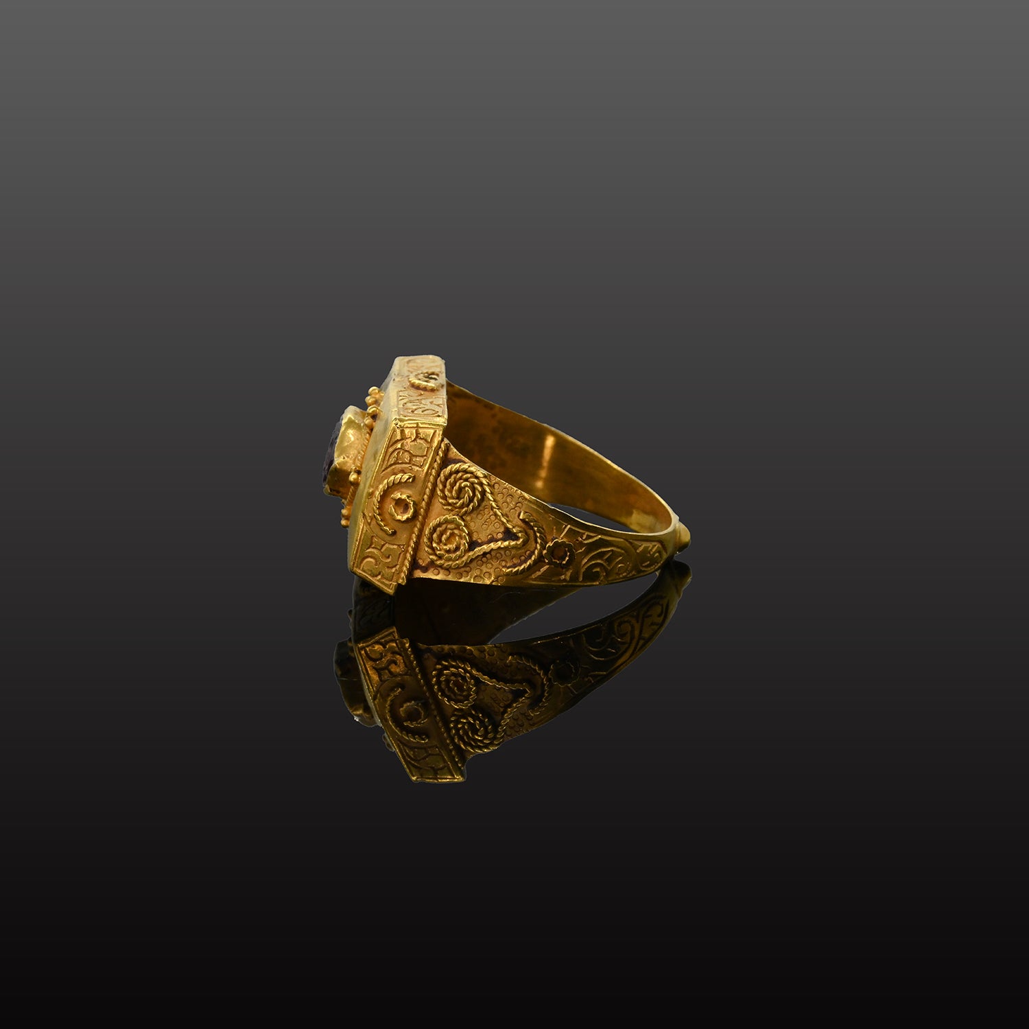 A large Byzantine Gold Ring with intaglio, Byzantine Empire, ca. 4th century CE