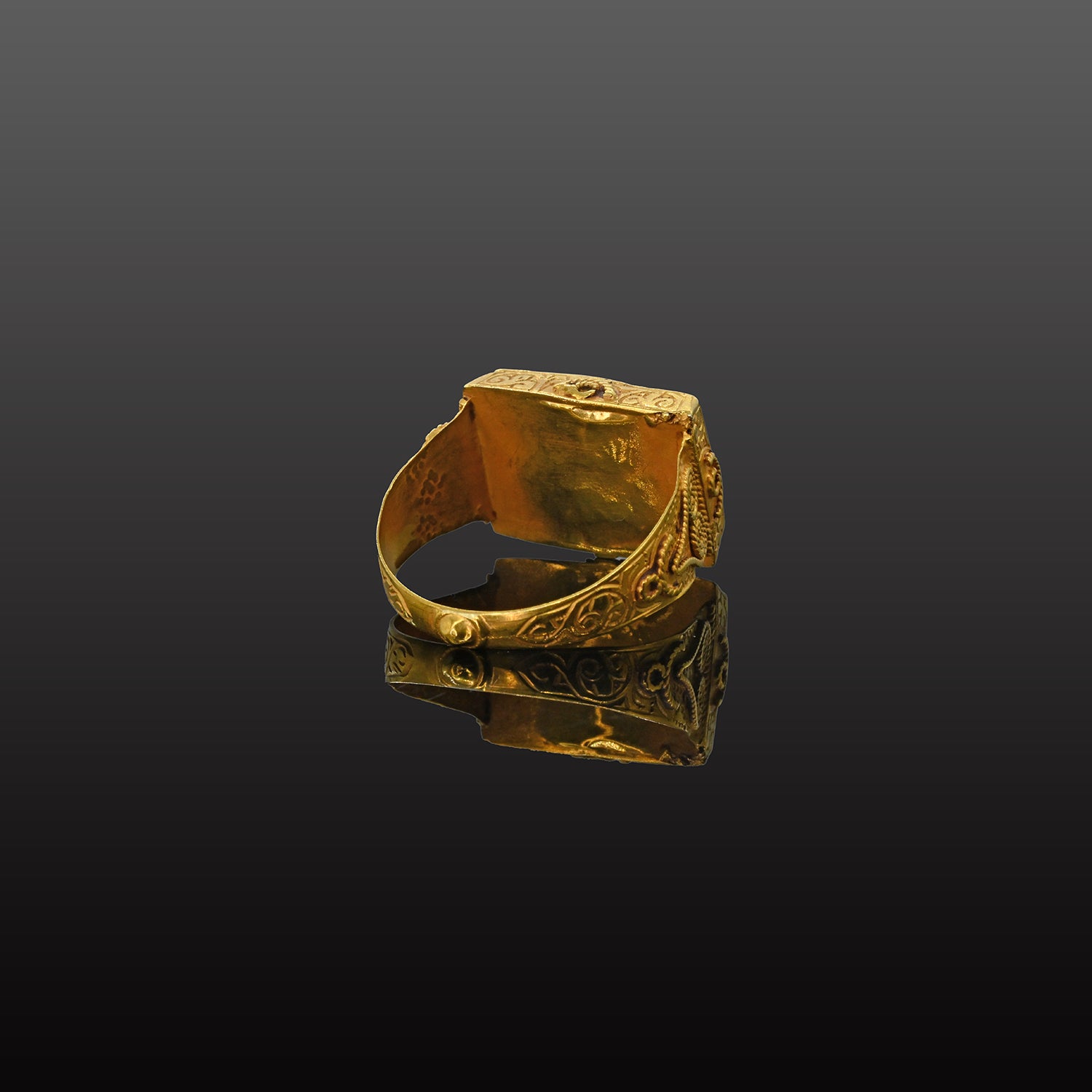 A large Byzantine Gold Ring with intaglio, Byzantine Empire, ca. 4th century CE
