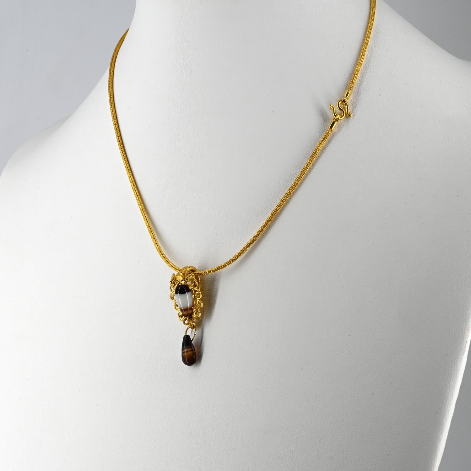 An Eastern Roman Gold and Banded Agate Pendant, Early Roman Imperial Period, ca. 1st century BCE - 2nd century CE