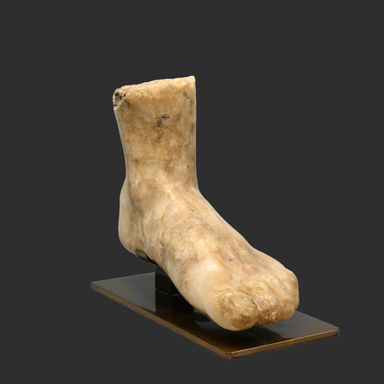Ein römisches Marmorfragment eines linken Fußes, römische Kaiserzeit, ca. 1. Jahrhundert n. Chr