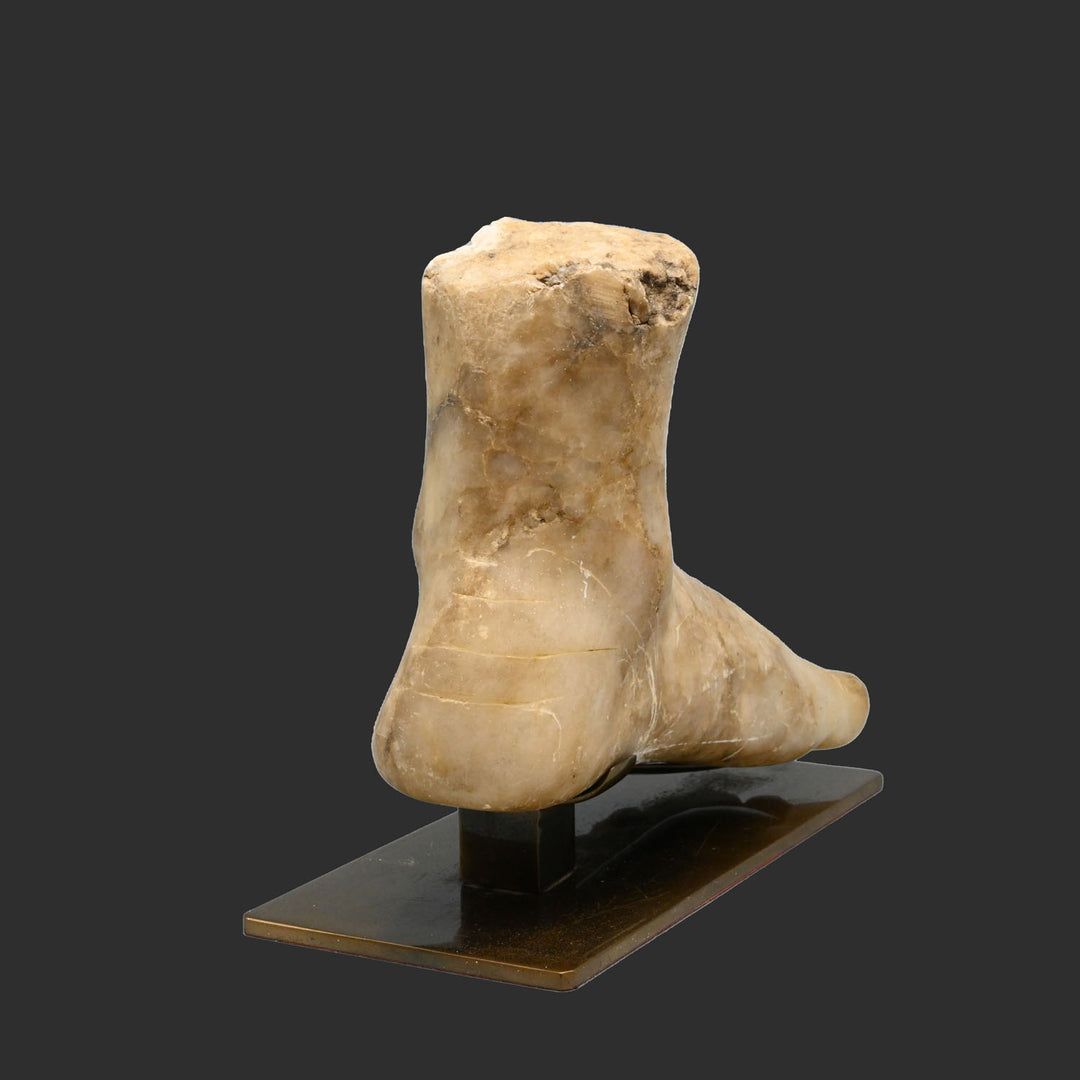 Ein römisches Marmorfragment eines linken Fußes, römische Kaiserzeit, ca. 1. Jahrhundert n. Chr