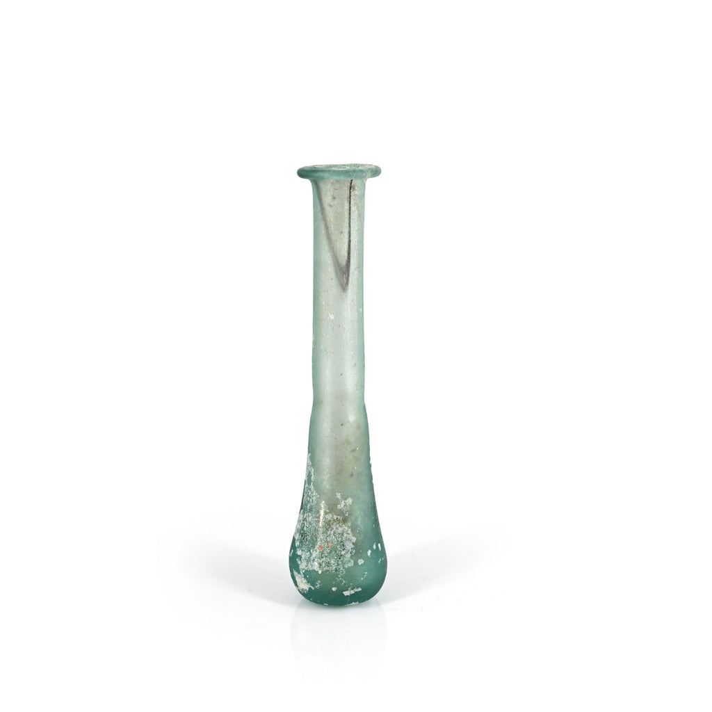 Une bouteille lacrymale romaine en verre bleu turquoise, début de la période impériale romaine, vers le 1er siècle de notre ère