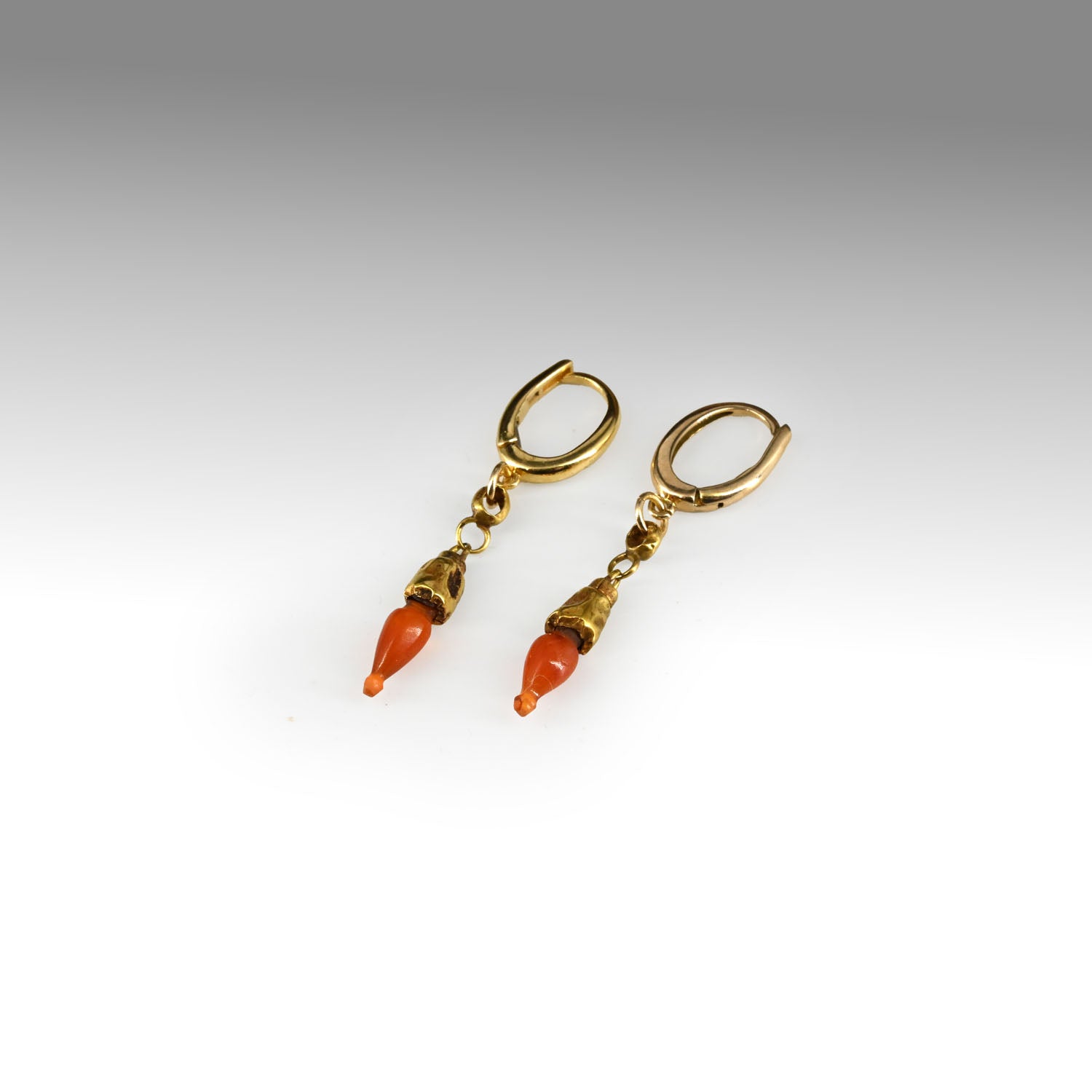 A pair of Greco-Roman carnelian and gold drop earrings, ca. 1st century BCE - 1st century CE